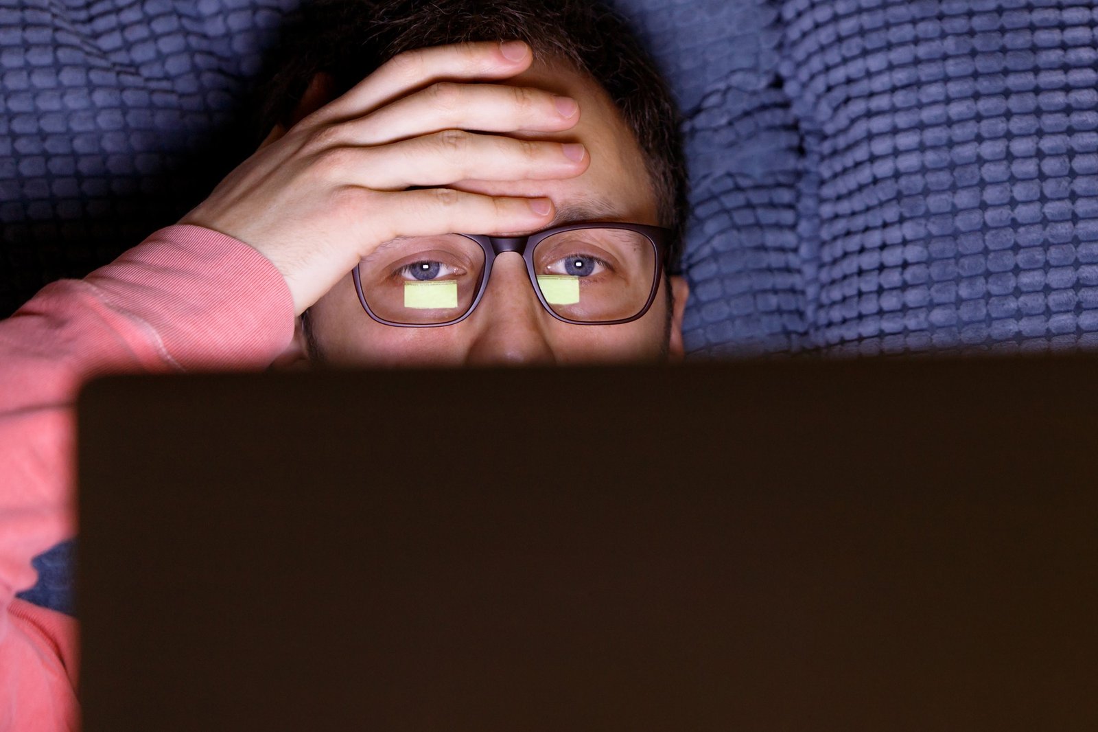 Person reibt sich müde Augen vor einem Monitor