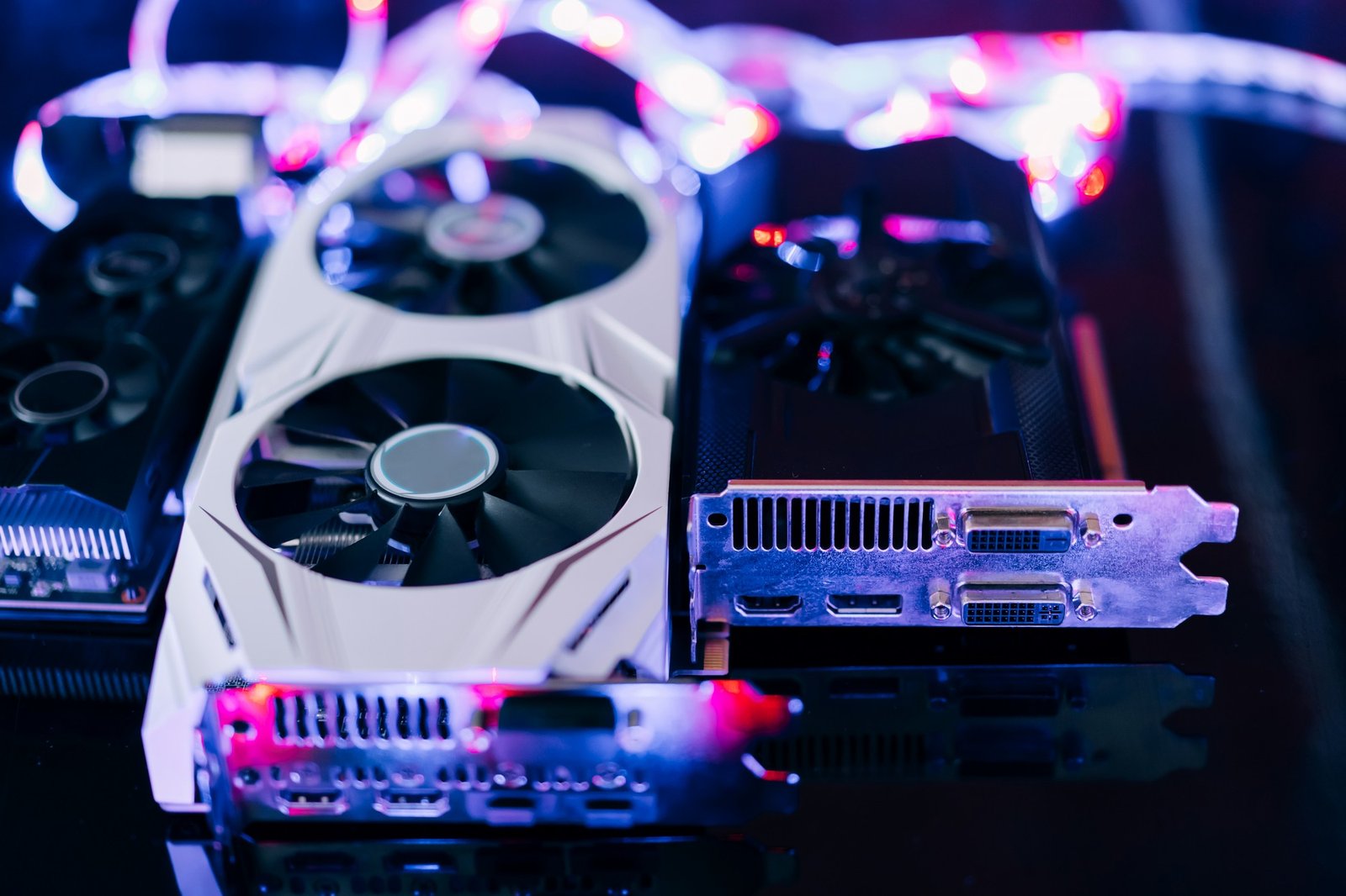 Grafikkarte wird in einen PC eingebaut