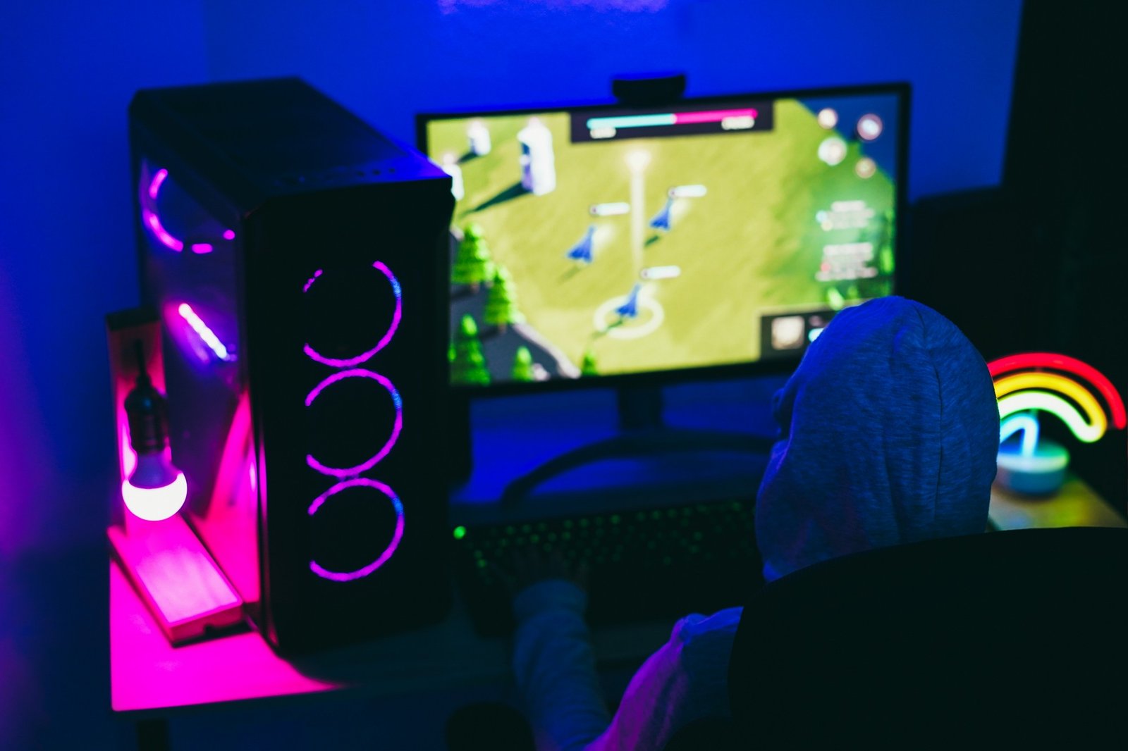 Gaming-Setup mit Monitor und RGB-Beleuchtung