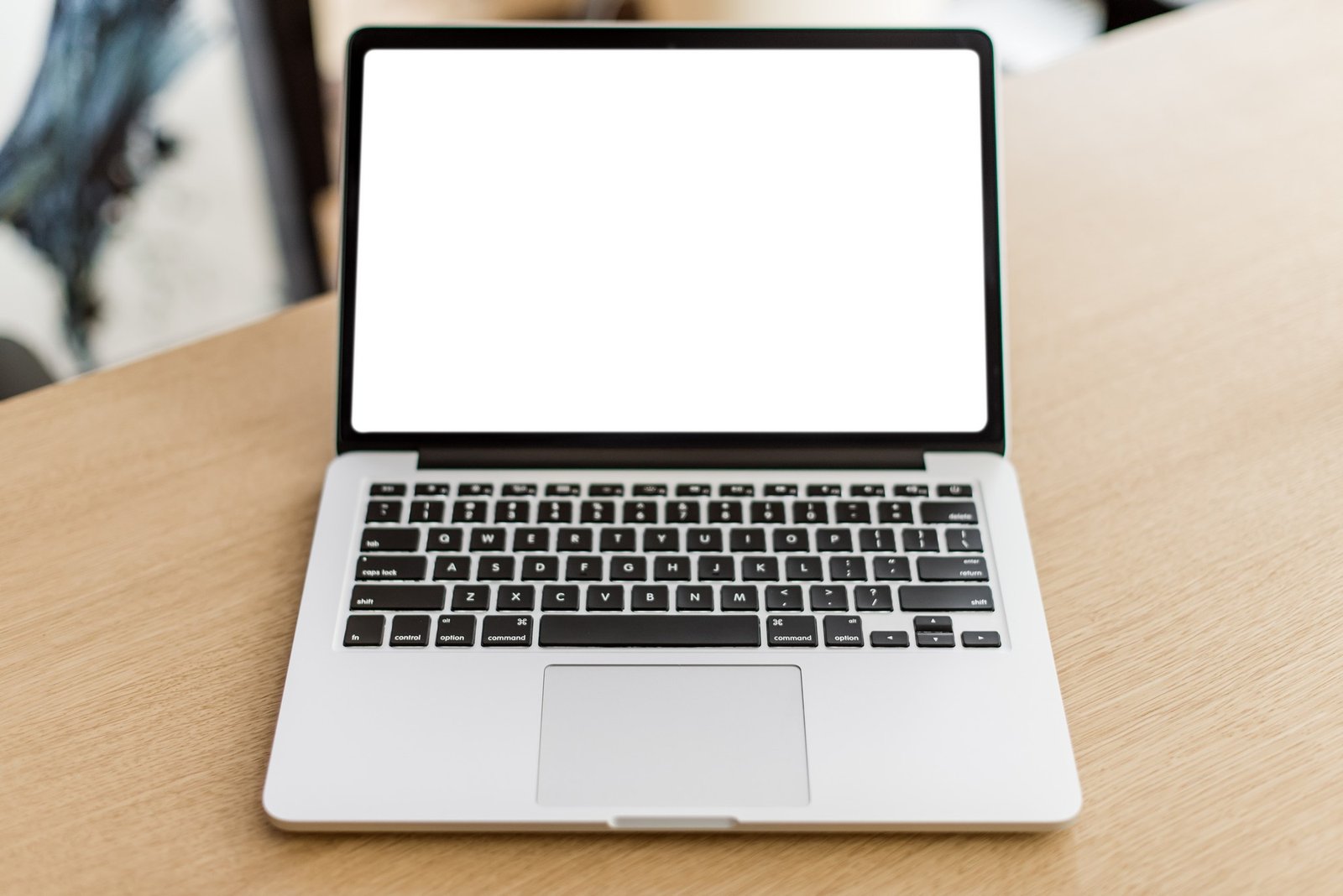 MacBook mit geöffnetem Display auf einem Tisch